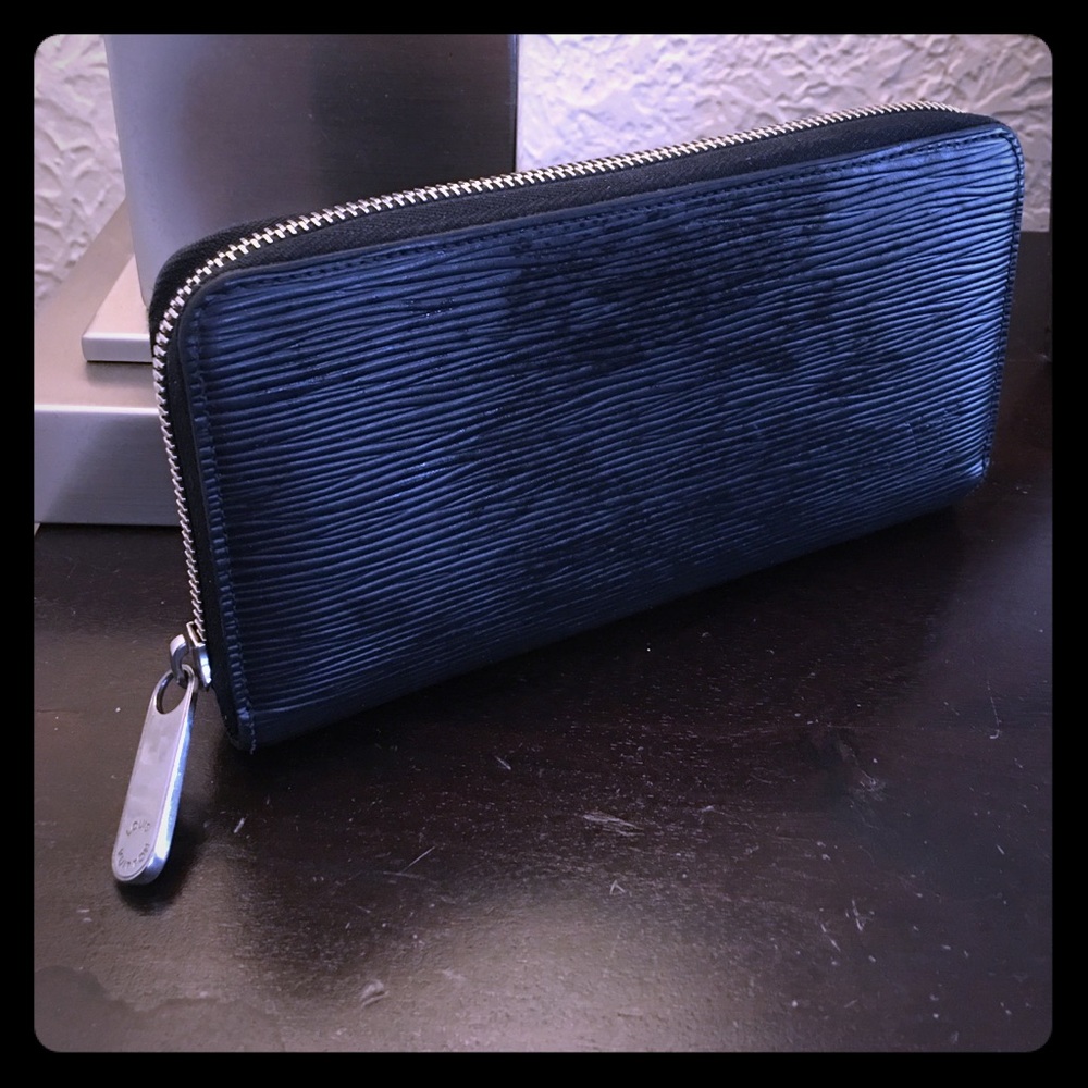 💯 Louis Vuitton Black wallet w/  price drop 🥳