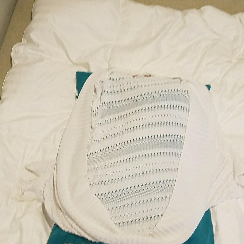 A white cardagin