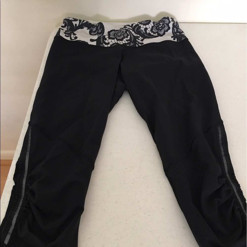 Lululemon running crop black w/paisley waist 6