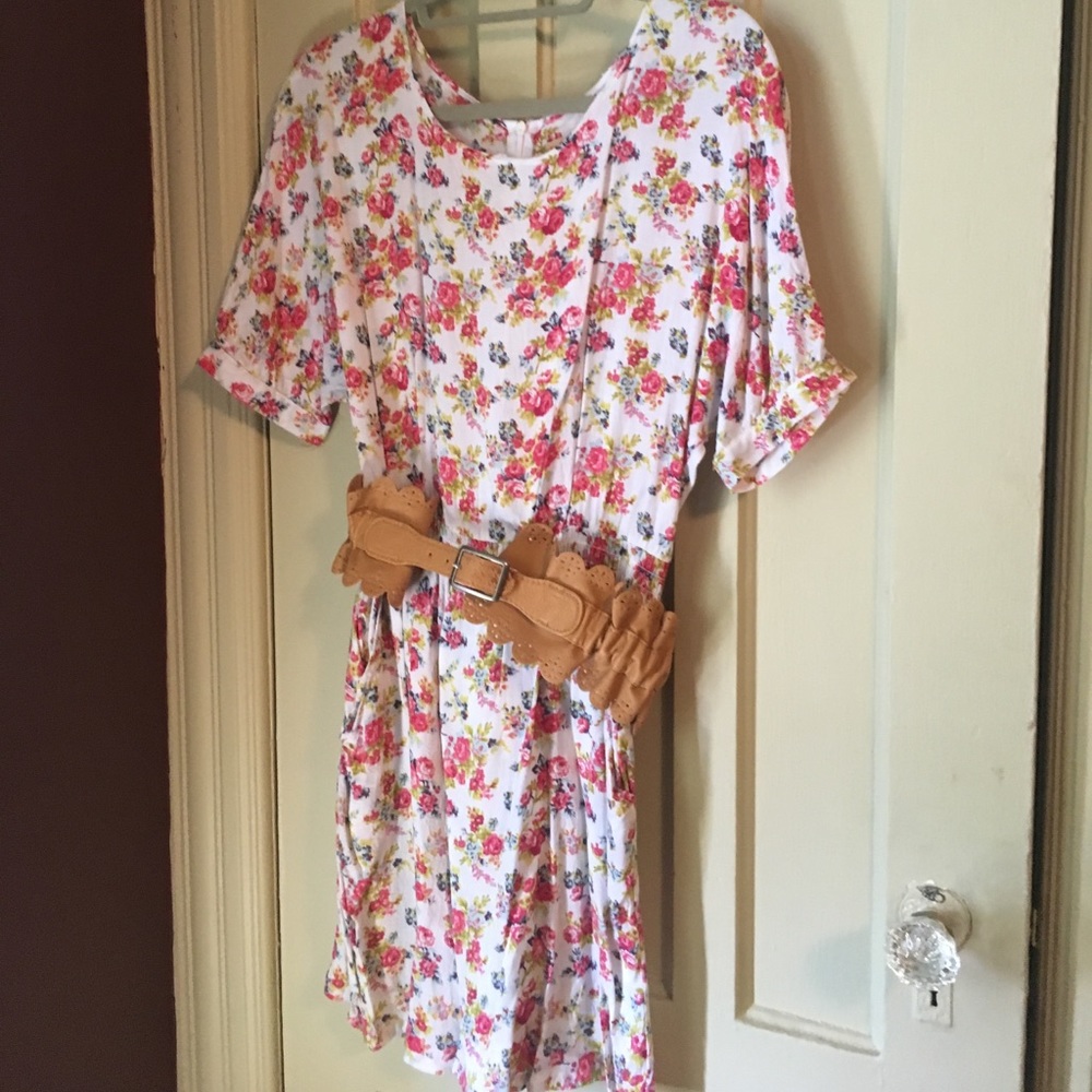Floral mini dress with cute leather belt
