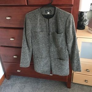 Four pocket dressy blazer.