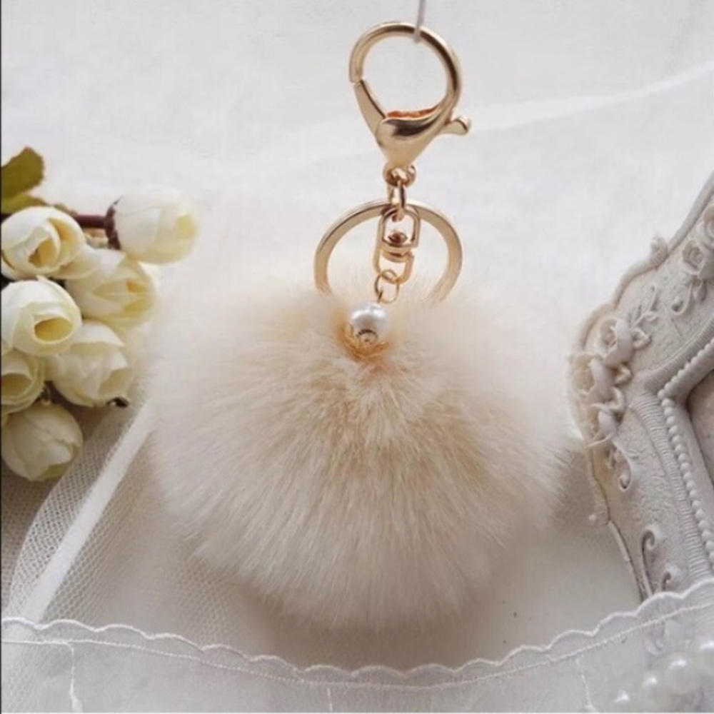 Pom Pom Key Chain w/ Pearl- Cream