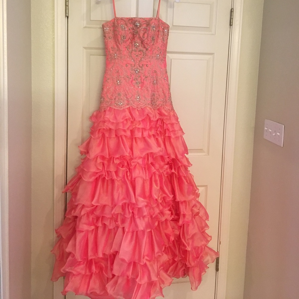Stunning Tony Bowls coral ball gown.