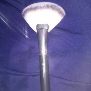 Jumbo crown fan brush