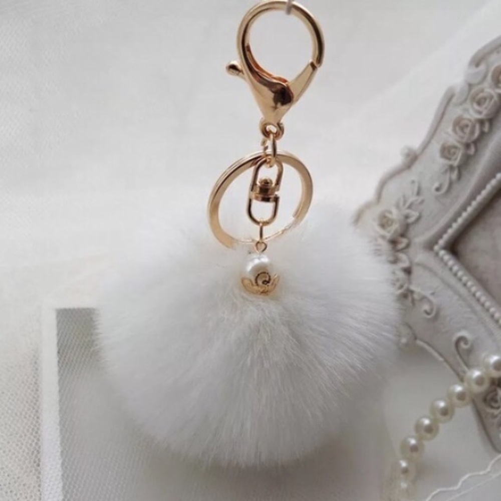 Pom Pom Key Chain w/ Pearl- White