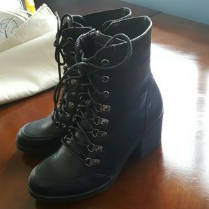 Geuss size 8 lace-up booties NWOT