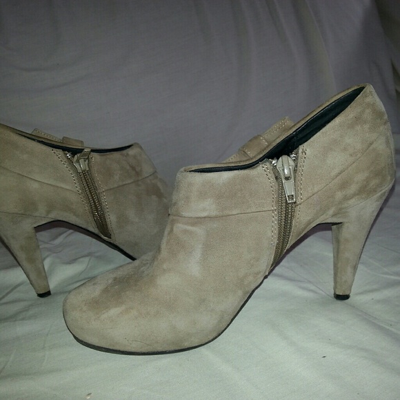 Grey /Brown suede booties with  bow - Picture 2 of 3