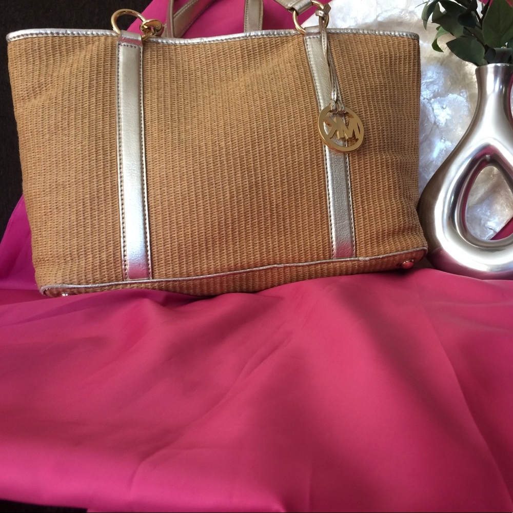 Perfect for summer straw handbag.