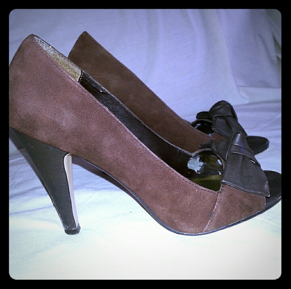 Brown suede pumps with  Brown leather bow