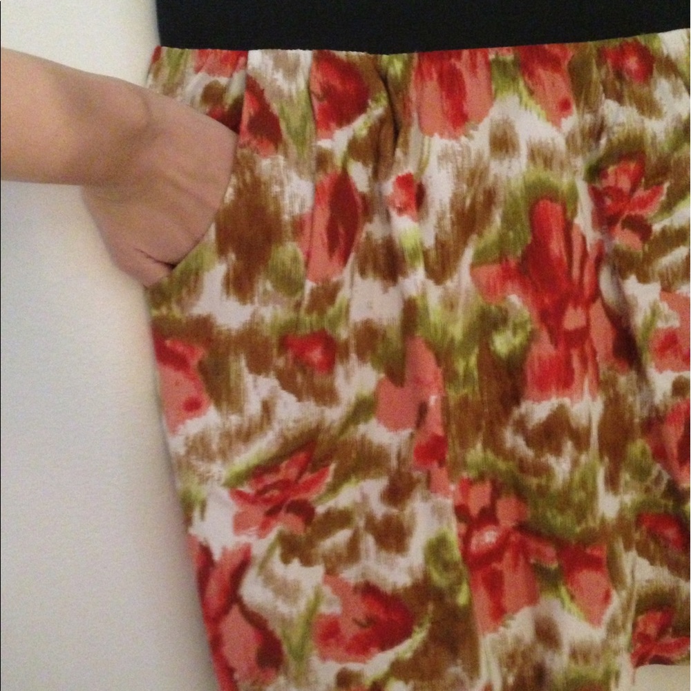 New! BB Dakota Floral Miniskirt - Picture 2 of 2