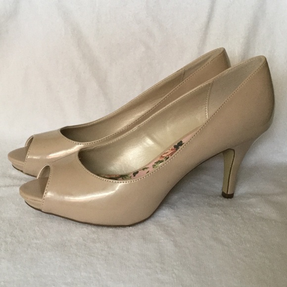 Lovely beige/cream peep toe 3" pumps! - Picture 1 of 7