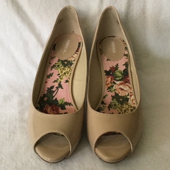 Lovely beige/cream peep toe 3" pumps! - Picture 2 of 7
