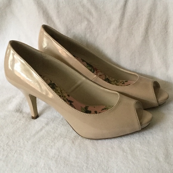 Lovely beige/cream peep toe 3" pumps! - Picture 3 of 7