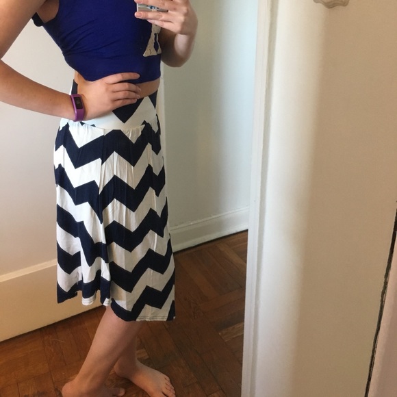 Rue21 Dresses & Skirts - NWT Navy & White Chevron Midi Skirt