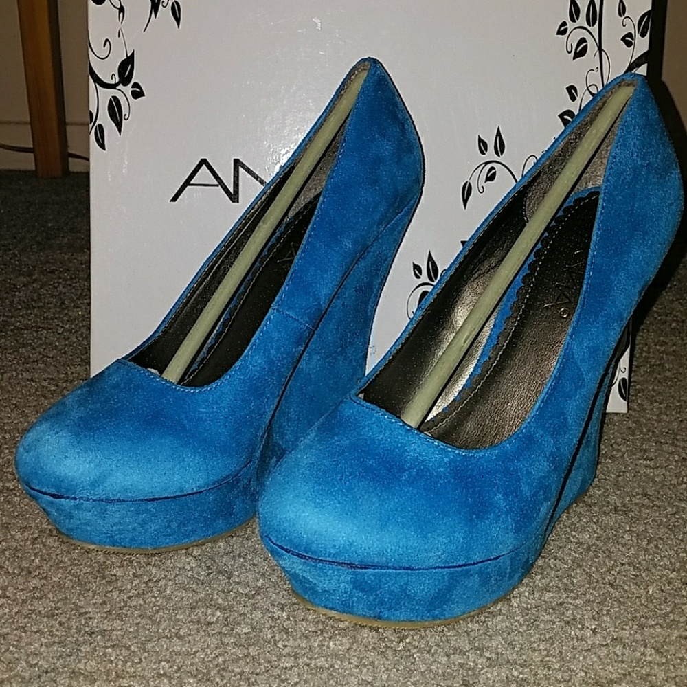 Platform blue faux suede heels