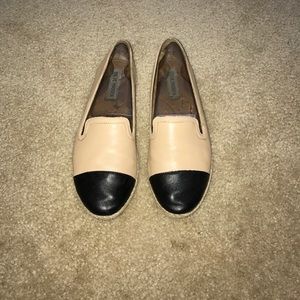 Steve Madden nude/black espadrilles flats