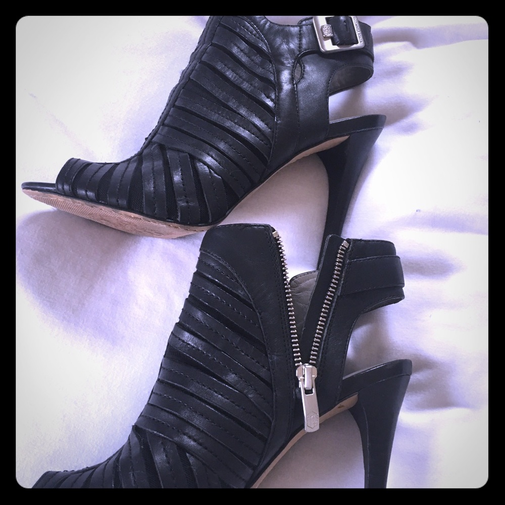 ❤️❤️SOLD❤️❤️Vince Camuto booties