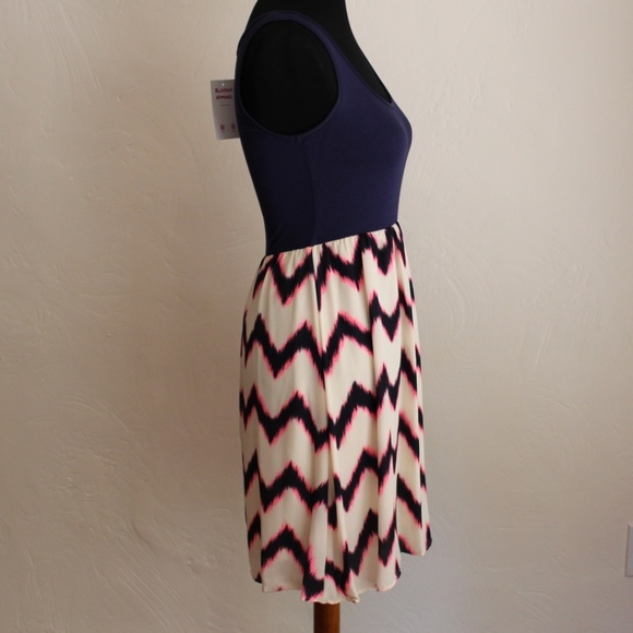 💥HP!💥 Chevron Sleeveless Dress - Picture 2 of 8