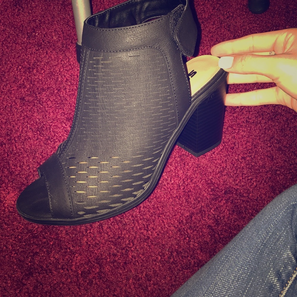 Low heel, black, open toe