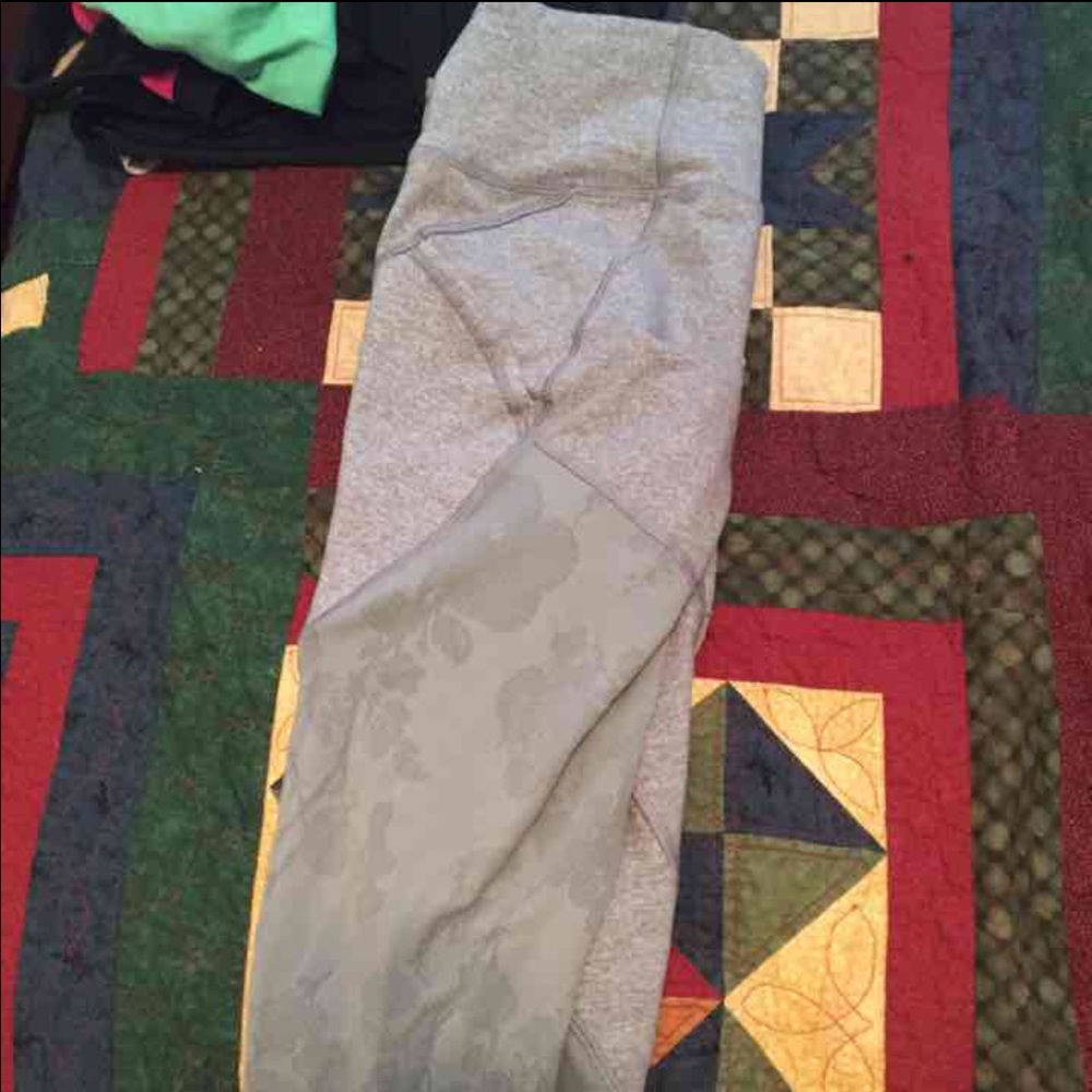 Lululemon grey mesh crop legging w pockets