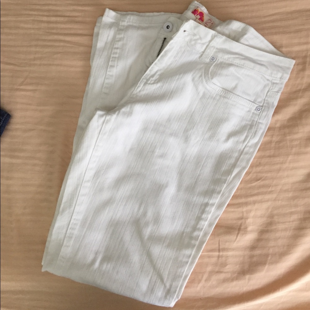 WHITE JEANS