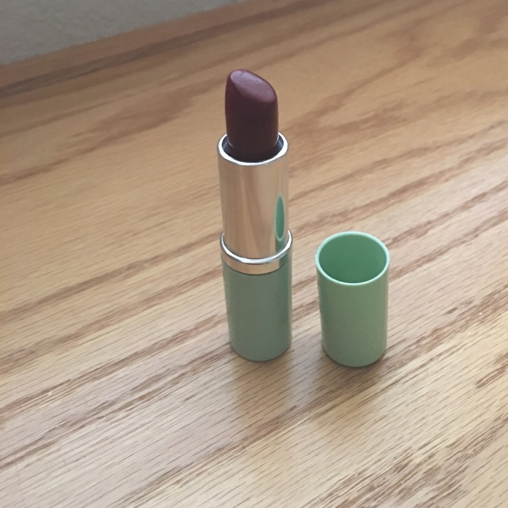dark red clinique lipstick