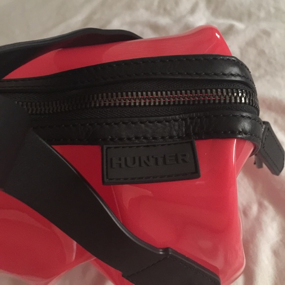 Hunter asymmetric duffle bright red plastic purse - Picture 5 of 8