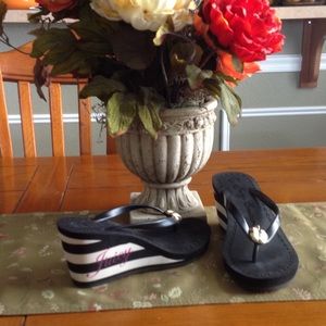 Adorable Juicy Couture sandal wedges