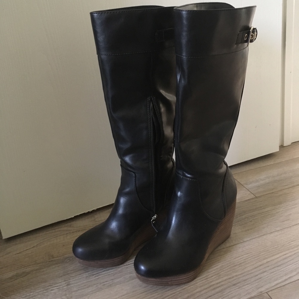 Wedge knee-high black boots