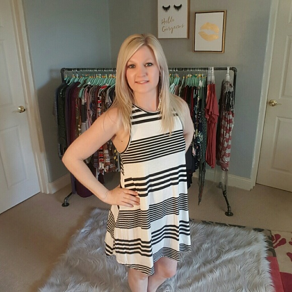 Black & White Sleeveless Dress - Picture 4 of 5