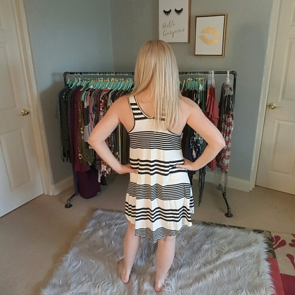 Black & White Sleeveless Dress - Picture 5 of 5