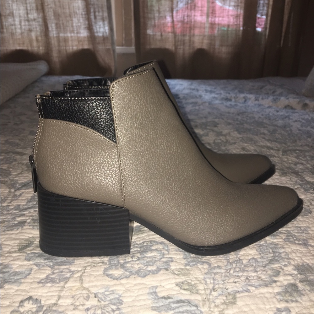 Vera Wang bootees size 8 1/2. Worn once !!
