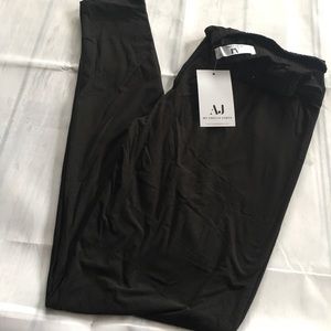 Amelia james. Black curvy leggings