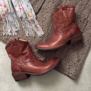 NWOT FRYE Carson Shortie Ankle Boot