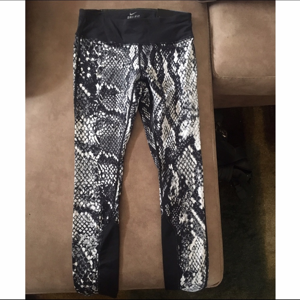 Nike epic lux tight fit