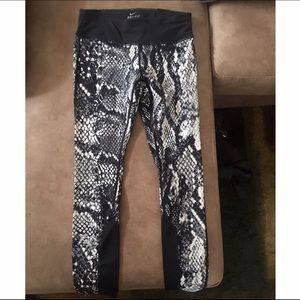 Nike epic lux tight fit