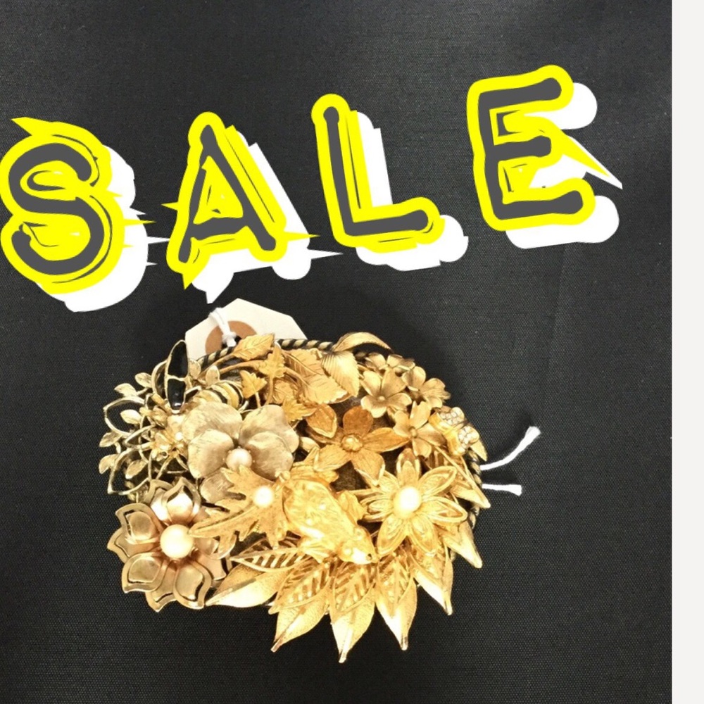 3 FOR $15.              Bees 🐝 Knees belt buckle