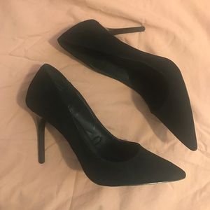 Black pumps