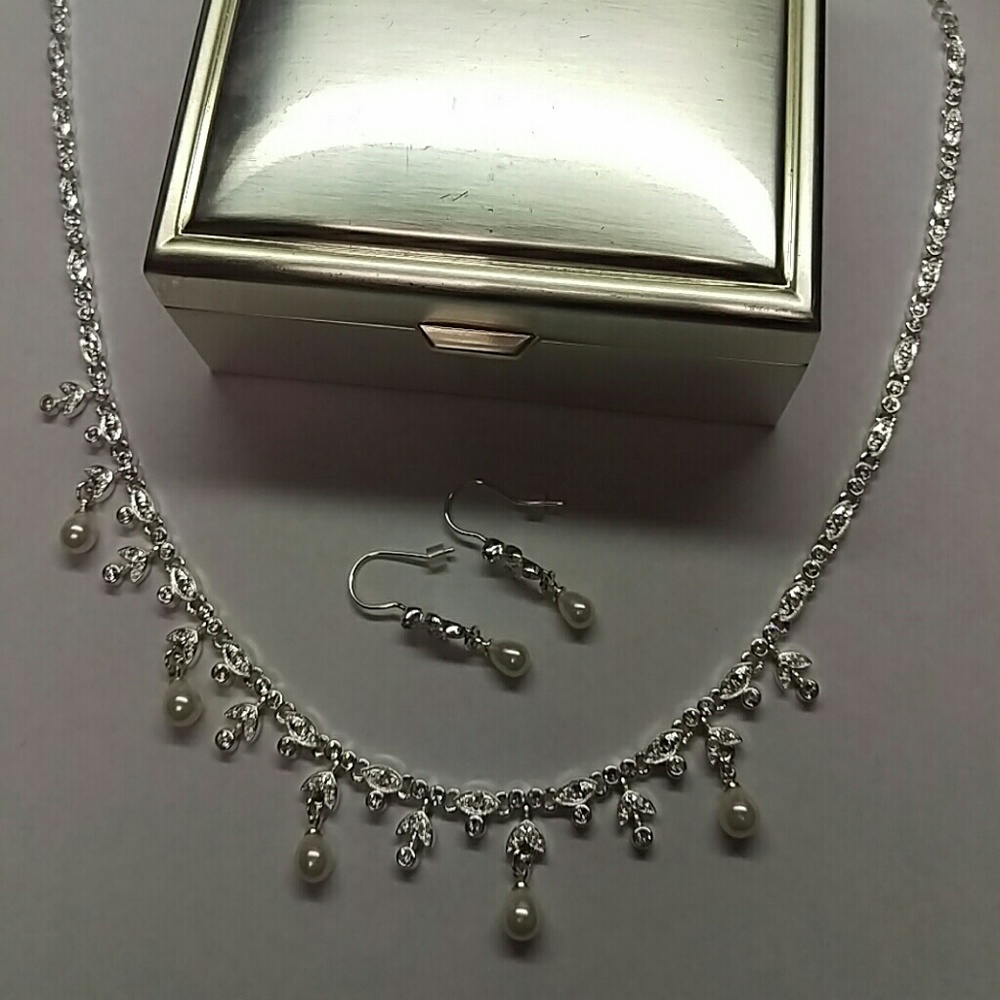 Things remembered Swarovski/Pearl necklace set