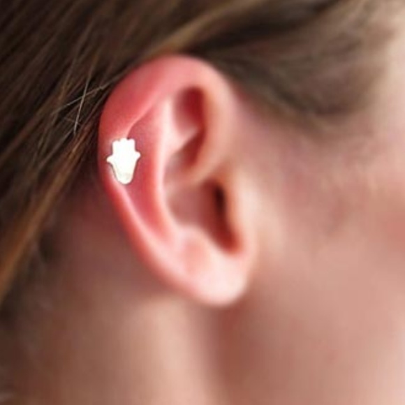 Dainty gold jewelry stud earrings - Picture 2 of 3