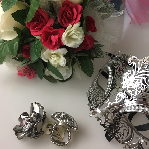 4 for $20 Rhinestone Flower And Dome Rings - Picture 3 of 3