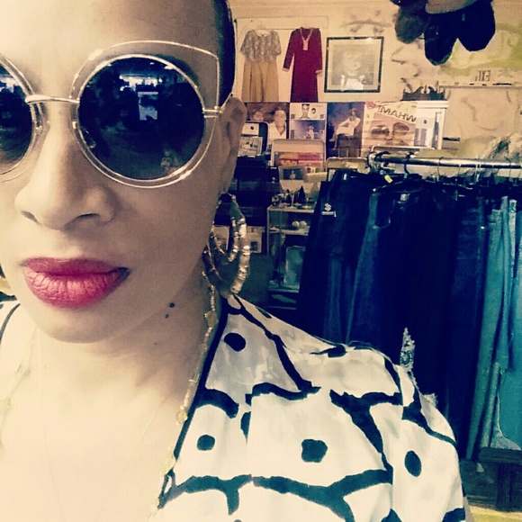 Meet your Posher, Mona - Picture 2 of 4