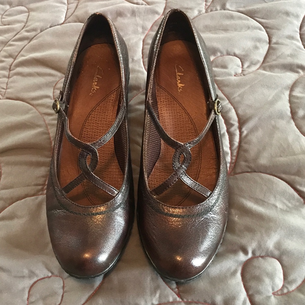 Clarks leather pumps