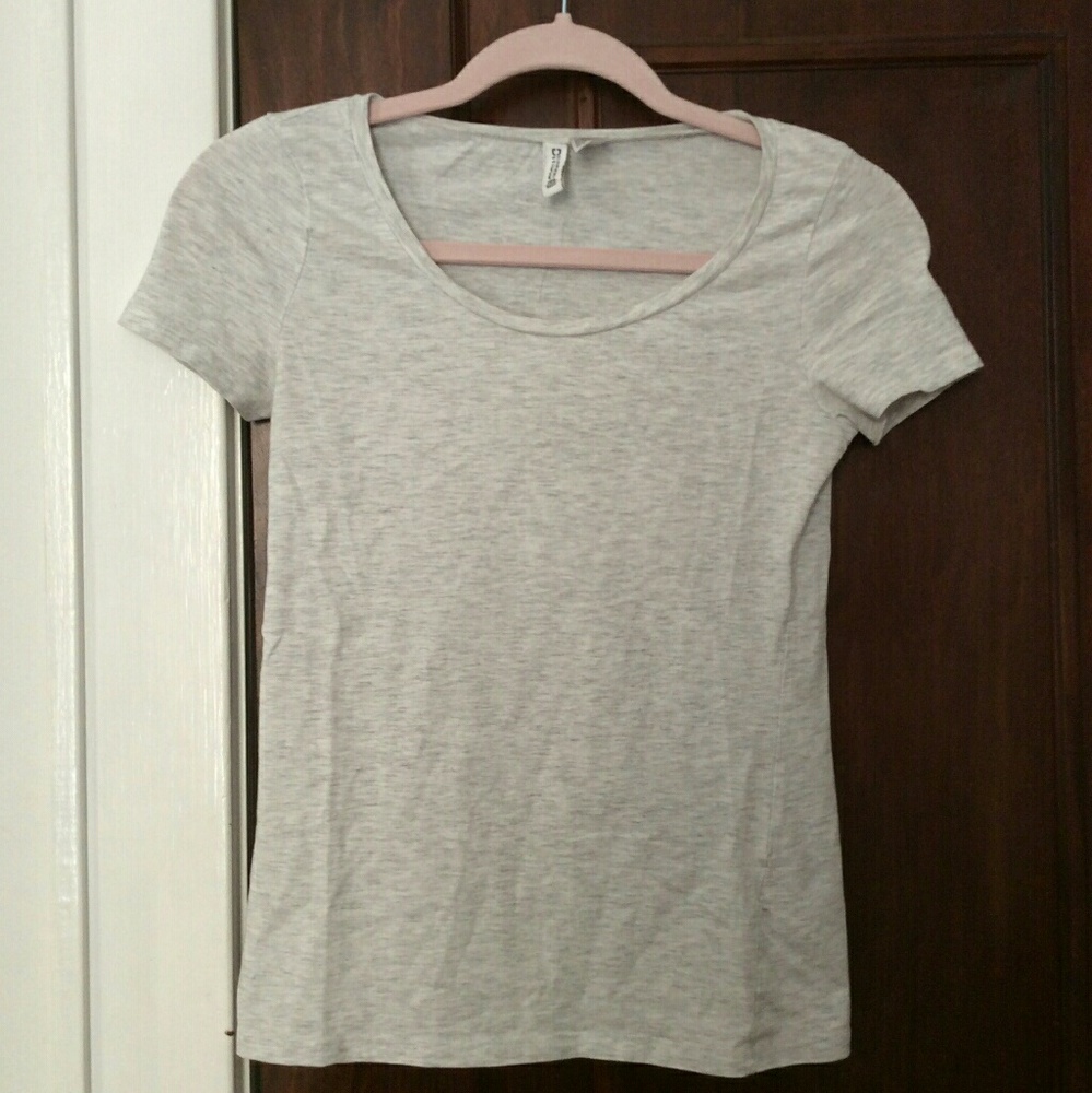 basic white/light gray tee