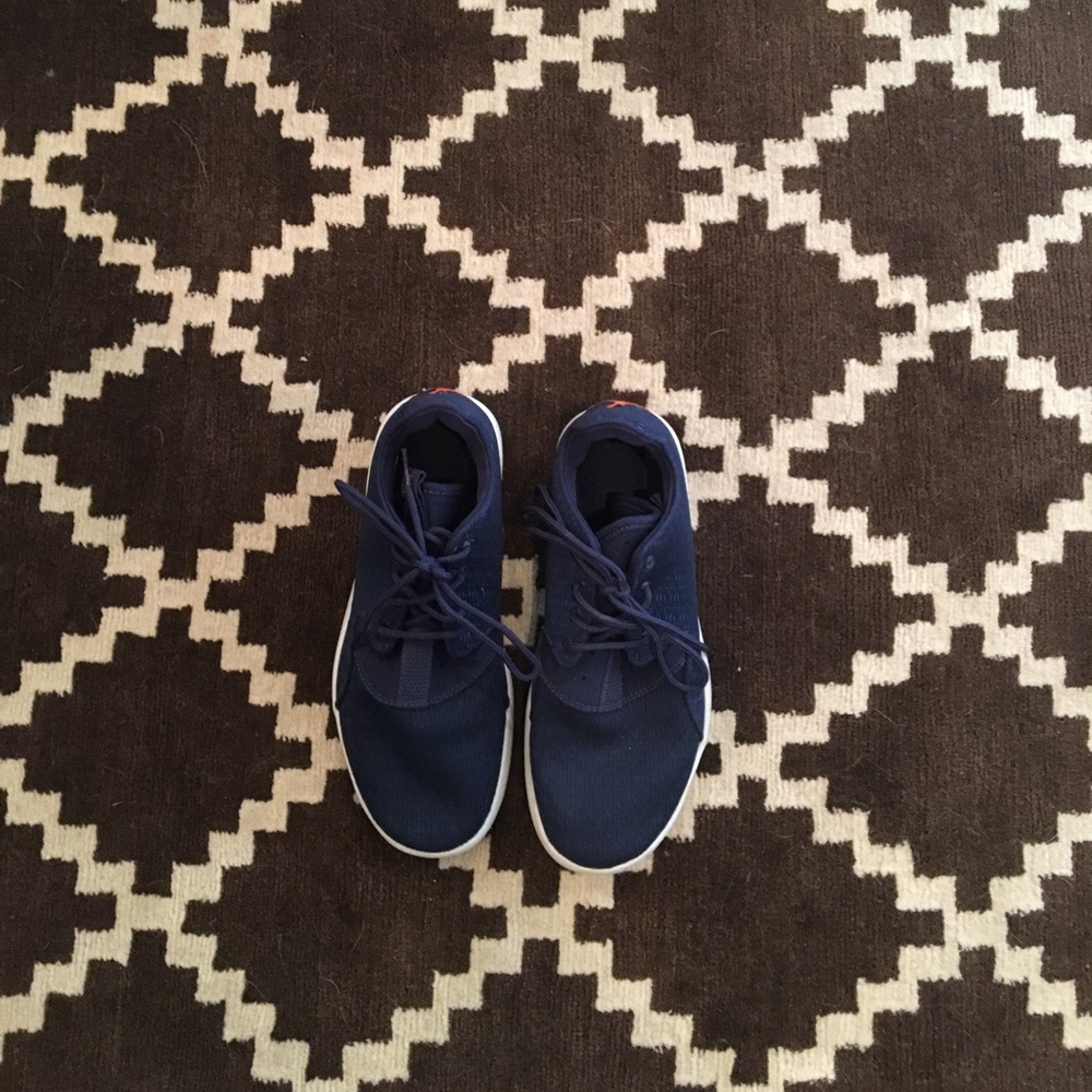 Boys 4.5 Jordans, navy blue white sole