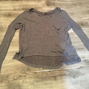 grey long sleeve shirt