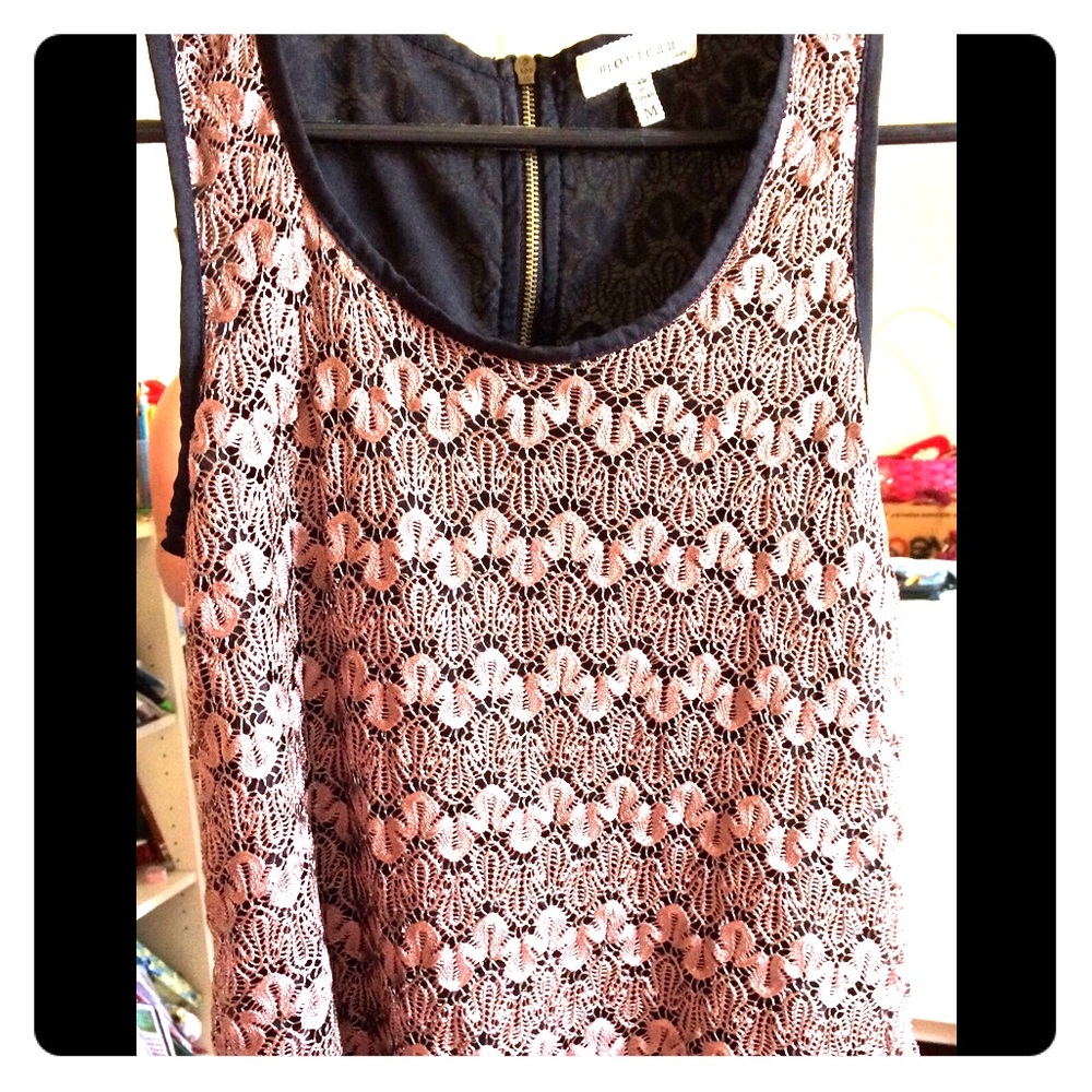 Beautiful tank top with crochet detail gold zipper