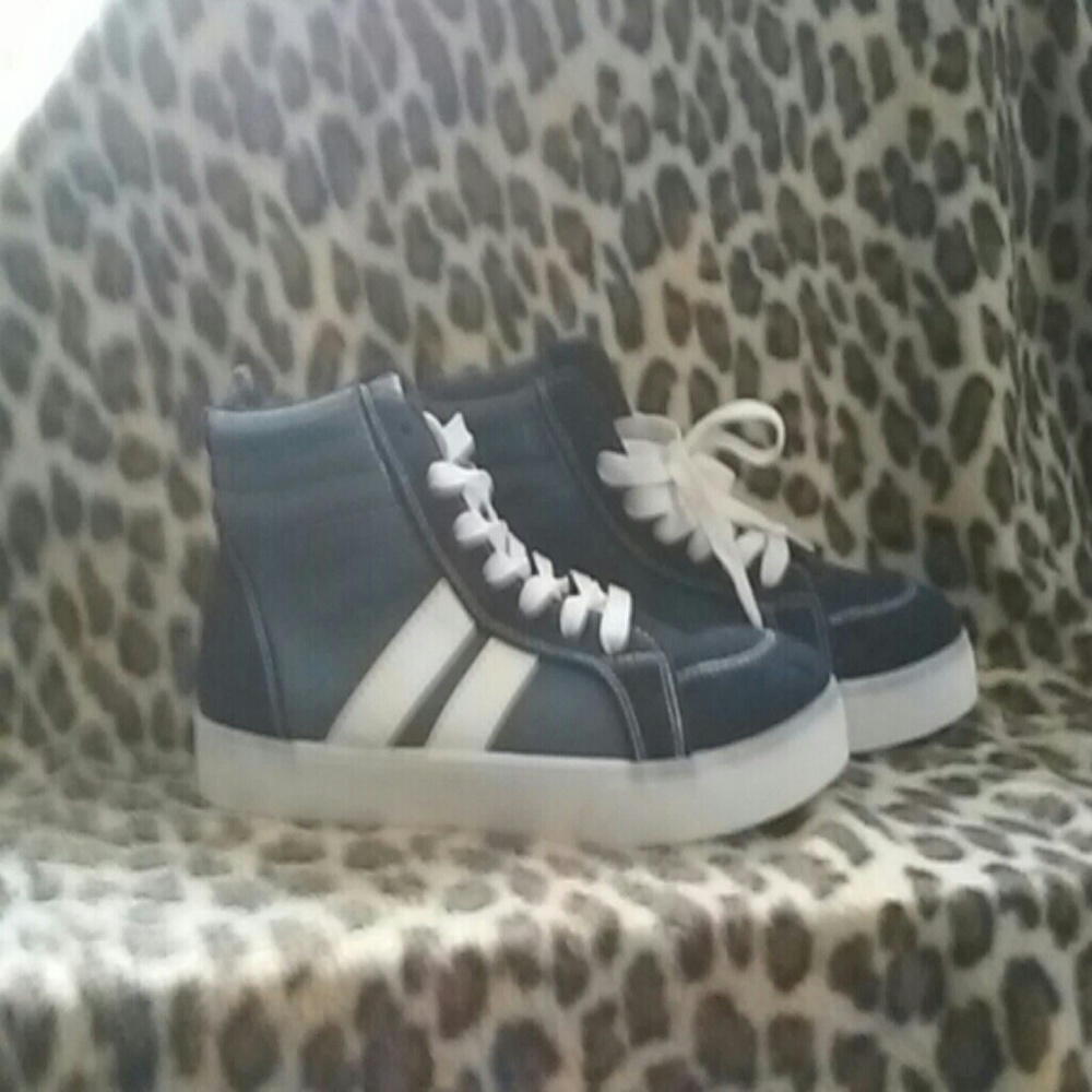 sporty shoes NEW NEVER WORE