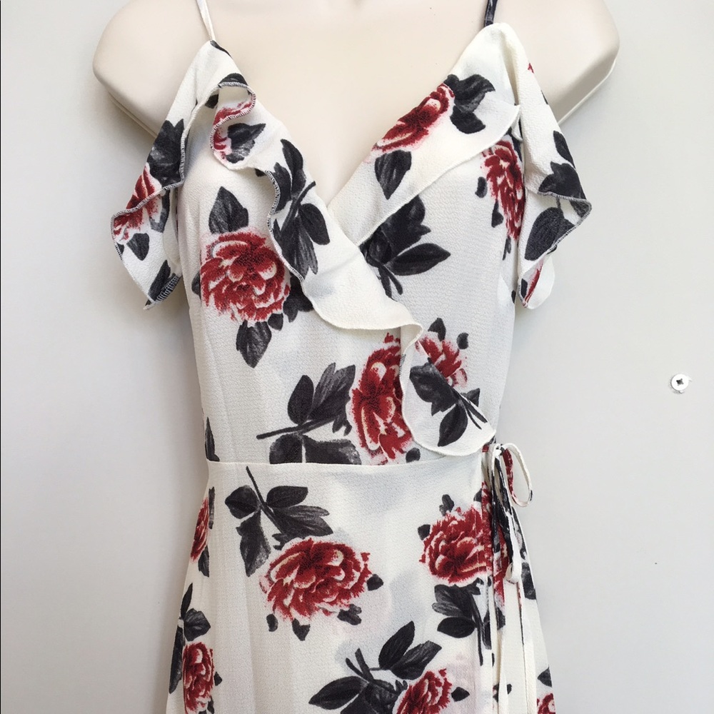 🔥SALE🔥NEW Chiffon Maxi dress - Picture 3 of 5