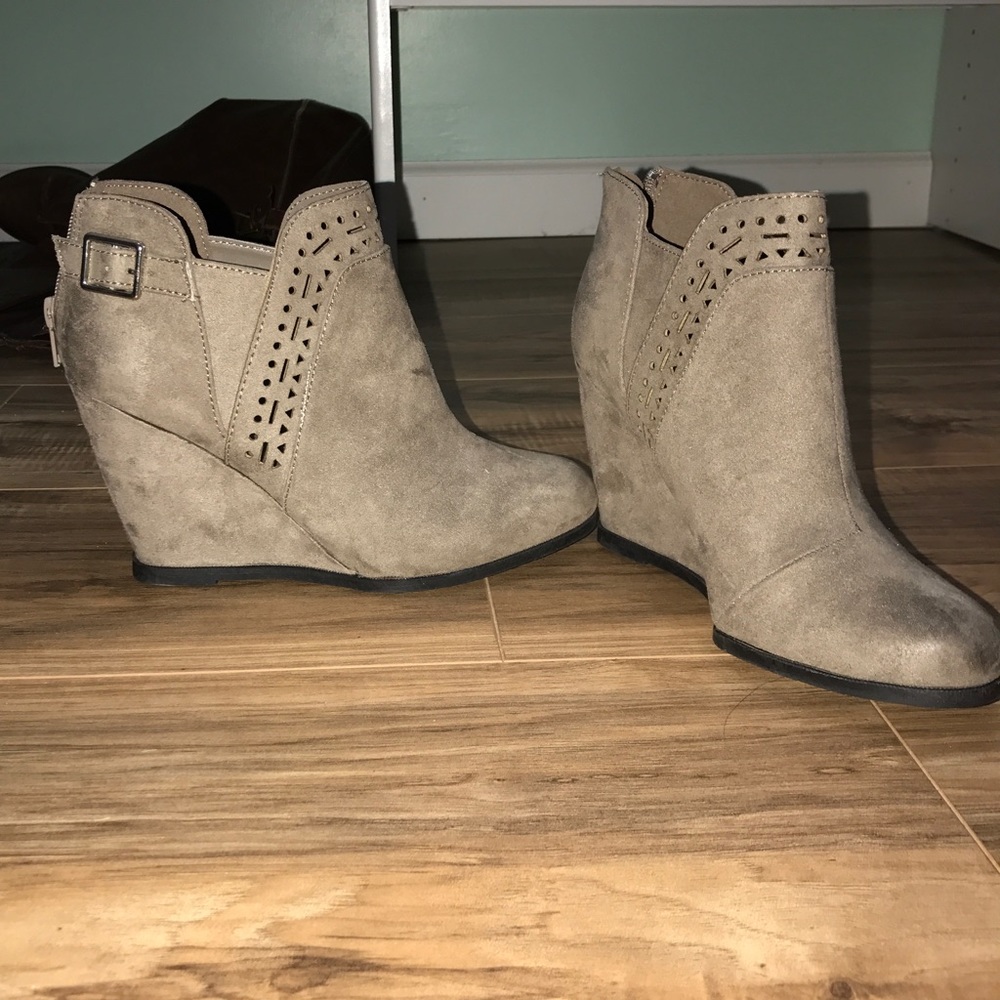 Size 7 taupe wedge booties